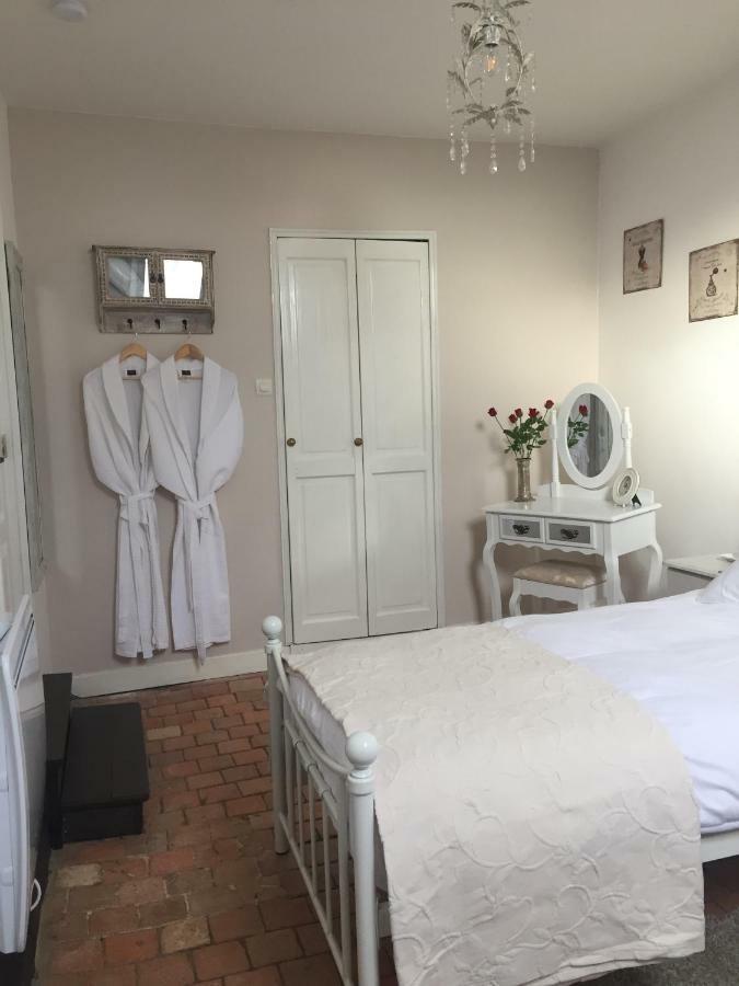 No 3 Route De Lingramiere Bed & Breakfast La Ferte-Mace Exterior foto
